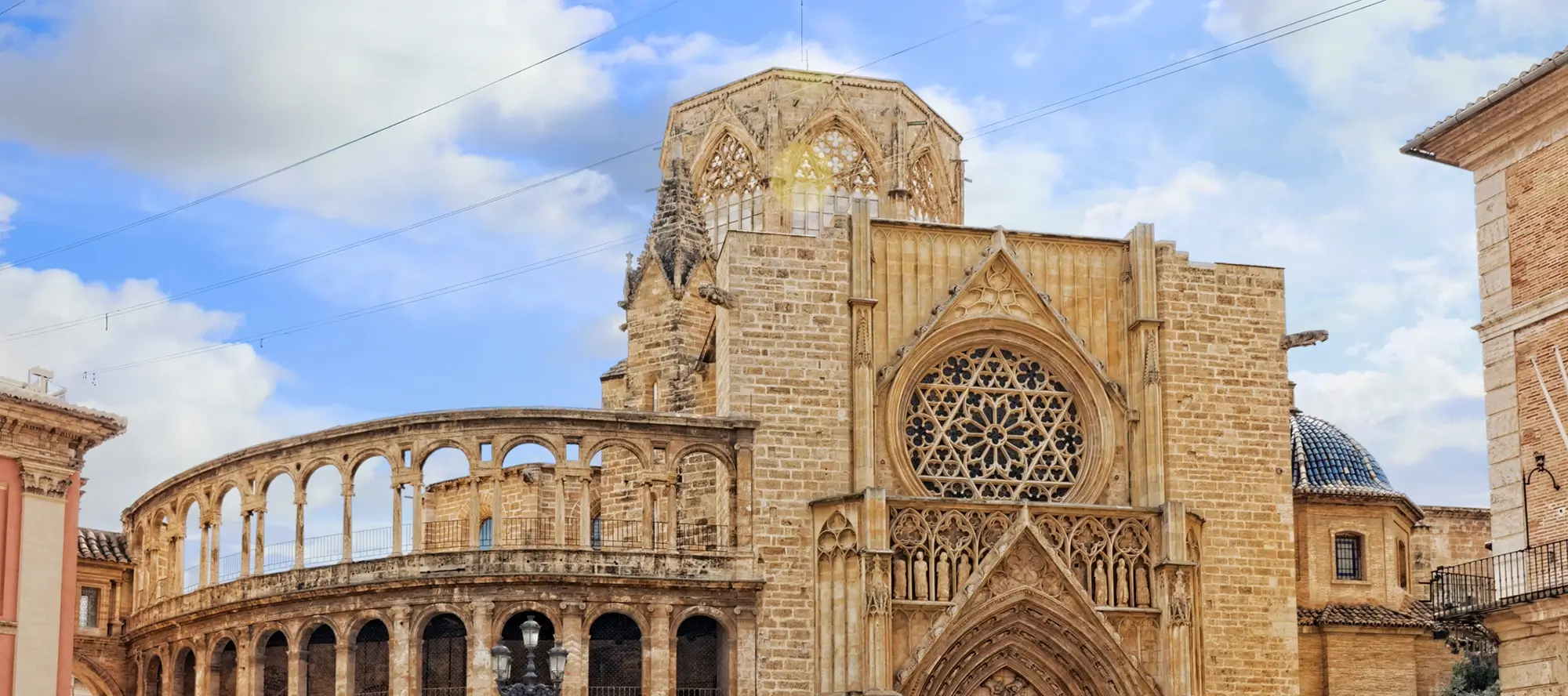 Fachada gótica de la Catedral de Valencia con su rosetón y la Puerta de los Apóstoles