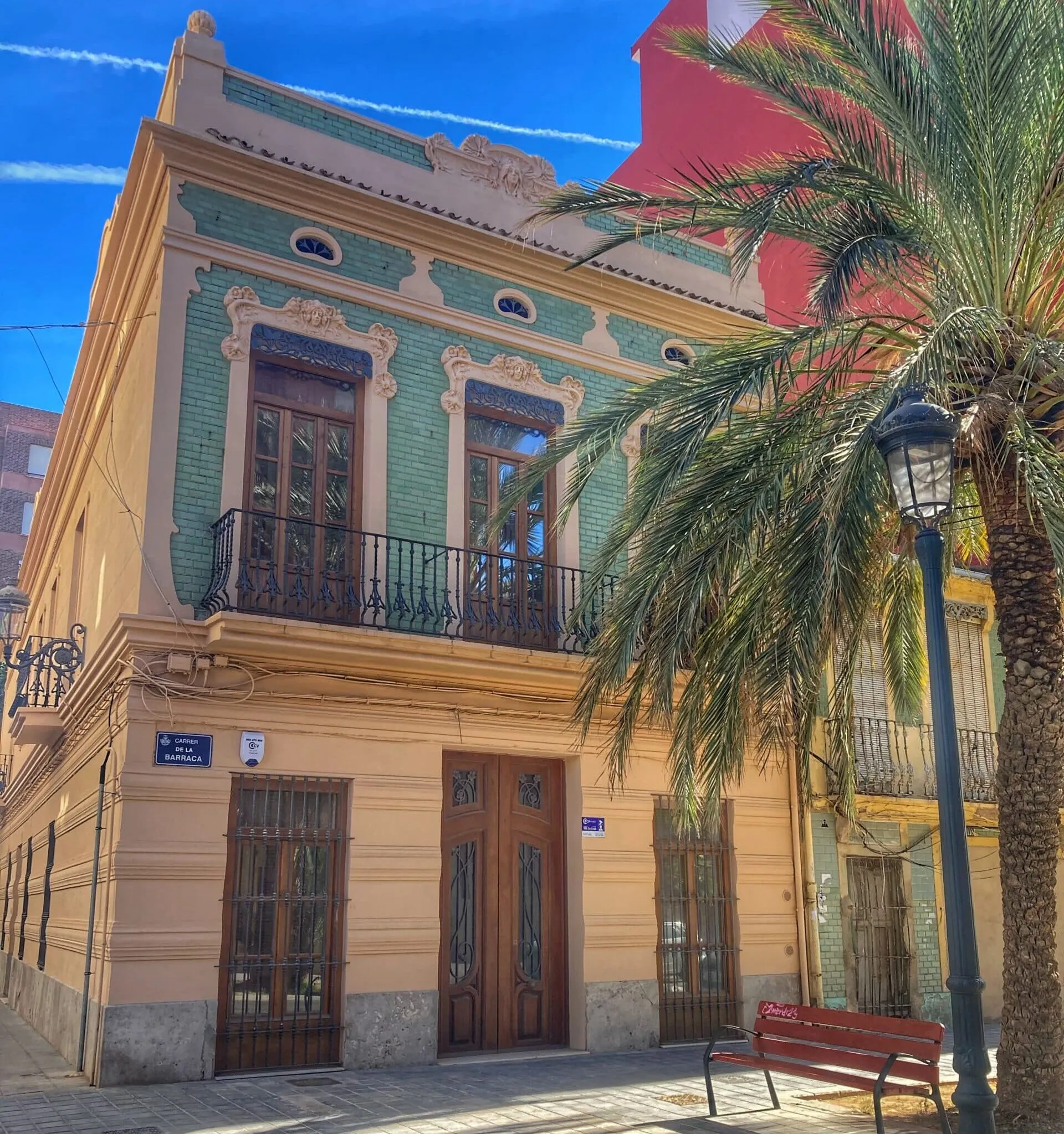 Fachadas de azulejo modernista en el Cabanyal