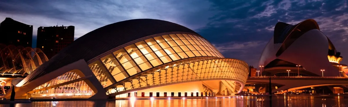 Ciudad de las Artes y las Ciencias de Valencia reflejada en el agua
