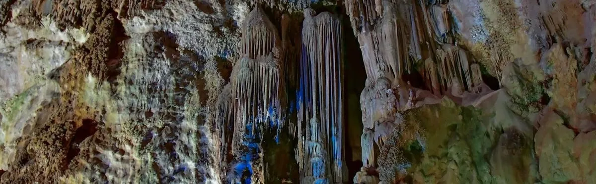 Formaciones de estalactitas en las Cuevas de San José