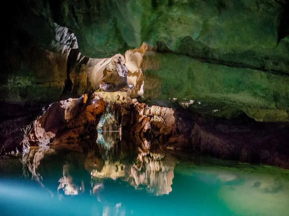 Paseo en barca por el interior de las Coves de Sant Josep