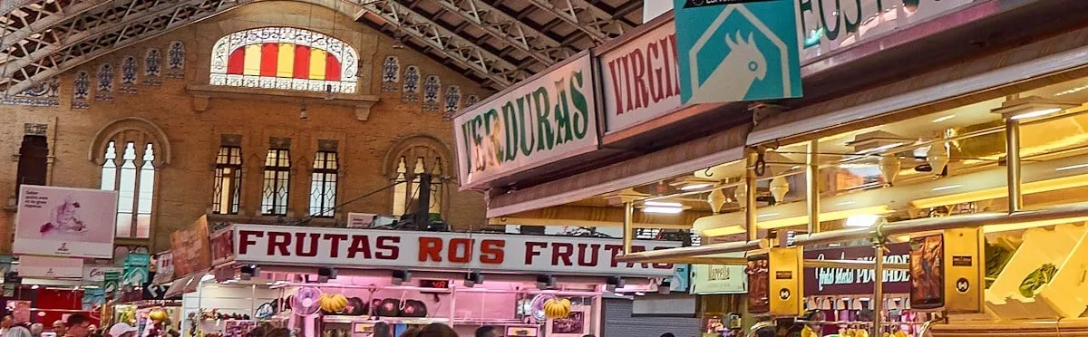 Interior del Mercado Central de Valencia con sus puestos de frutas y verduras