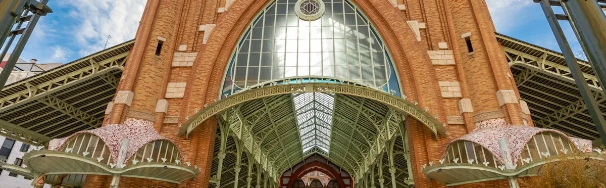 Fachada modernista del Mercado de Colón de Valencia