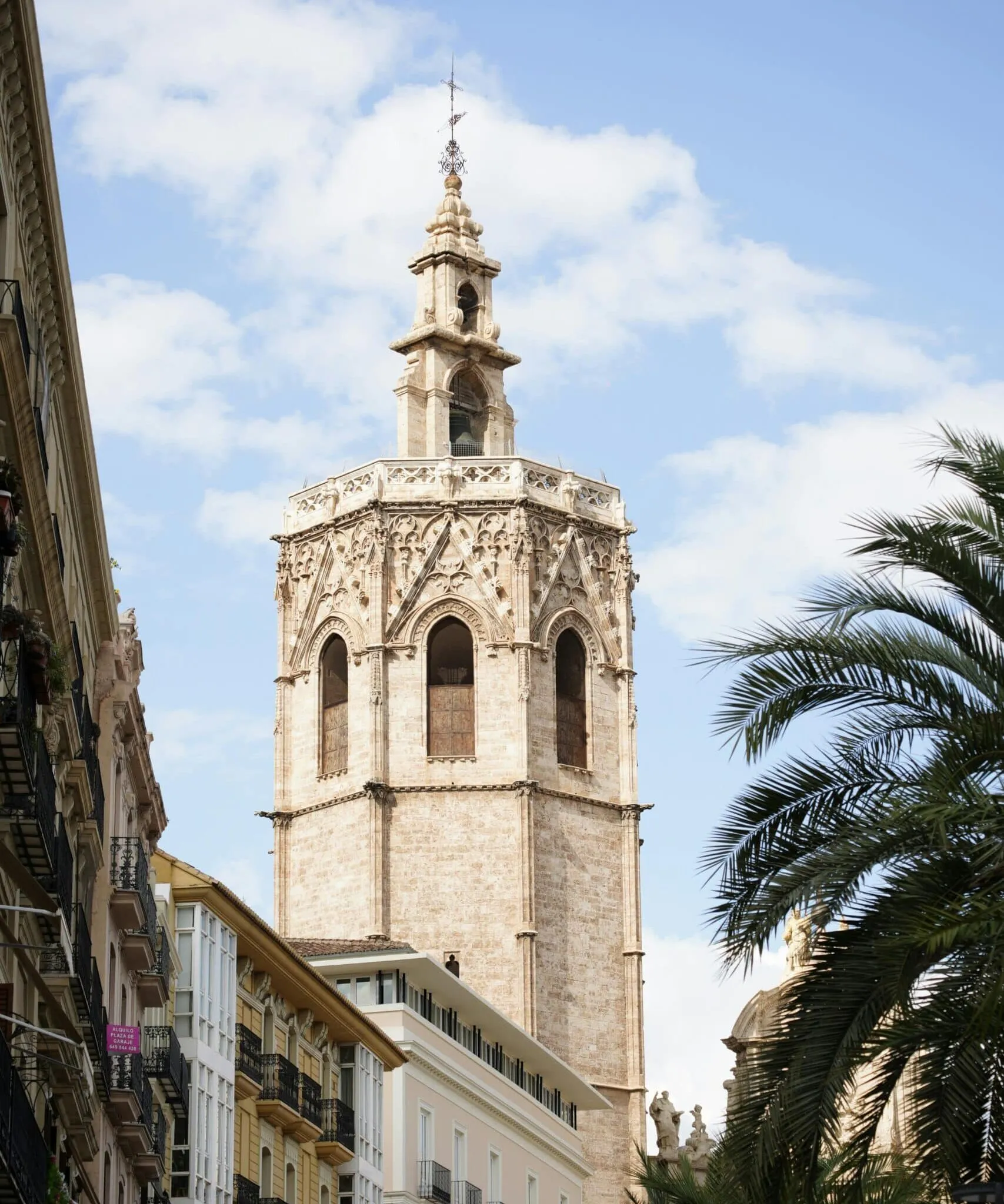 El Miguelete visto desde la plaza de la Reina