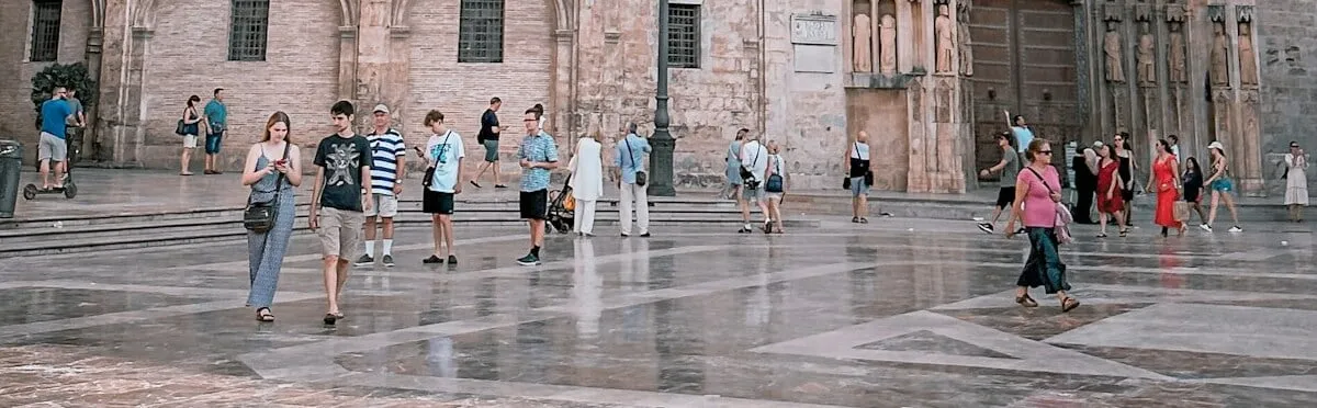 Plaza de la Virgen de Valencia con la fuente del Turia