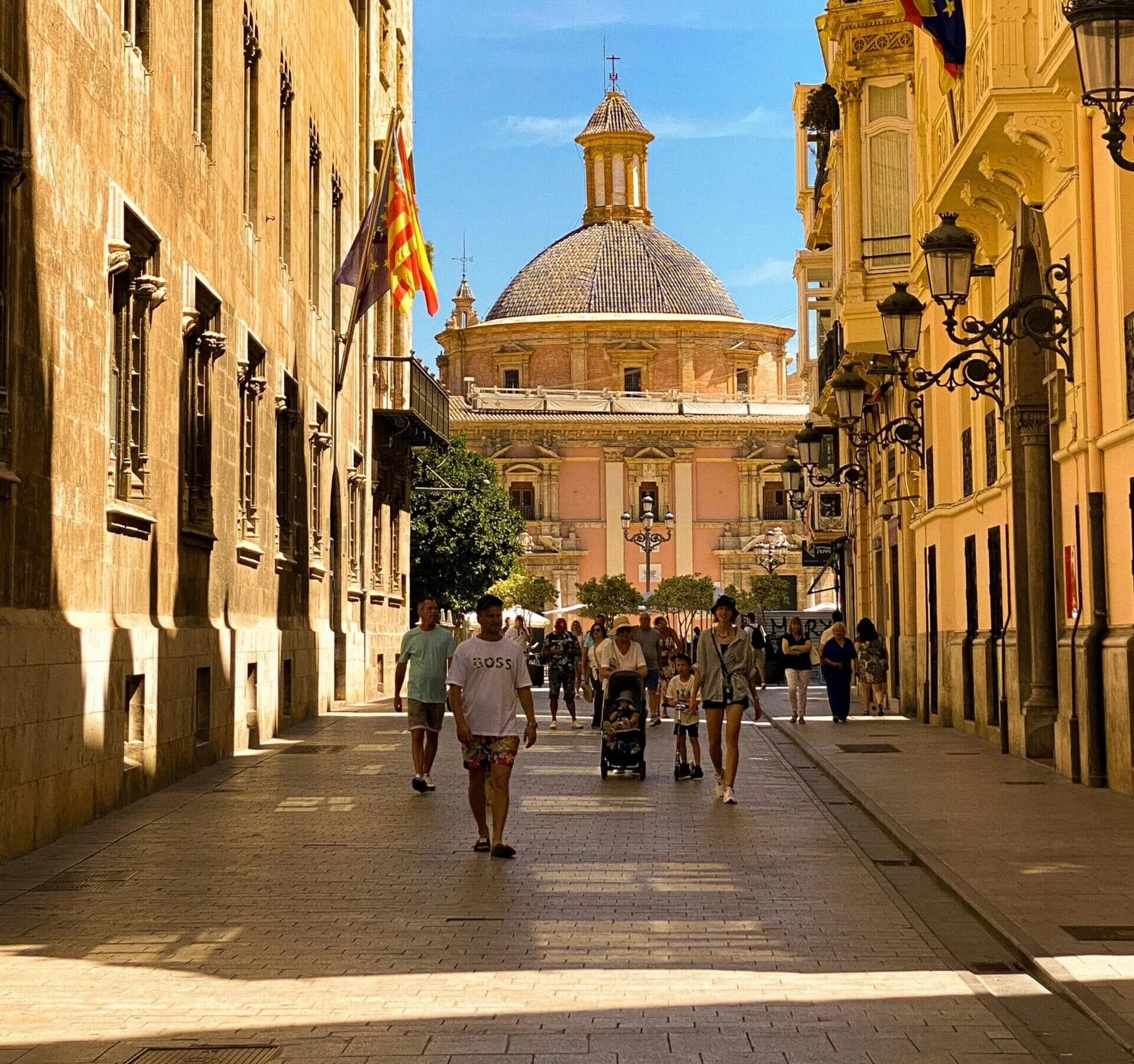 Terrazas y basílica en la plaza de la Virgen de Valencia