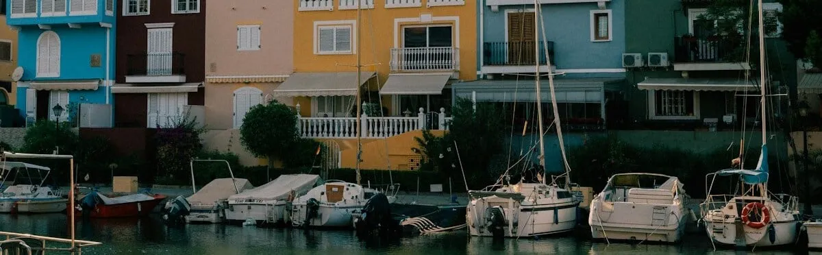 Puerto de Valencia con la Marina y los edificios de la Copa América