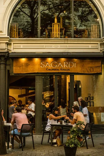 Pintxos y sidra en el restaurante Sagardi de Valencia