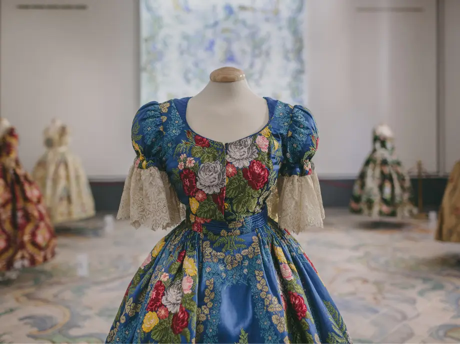 Les robes Fallas, reflet de la tradition de la soie valencienne.