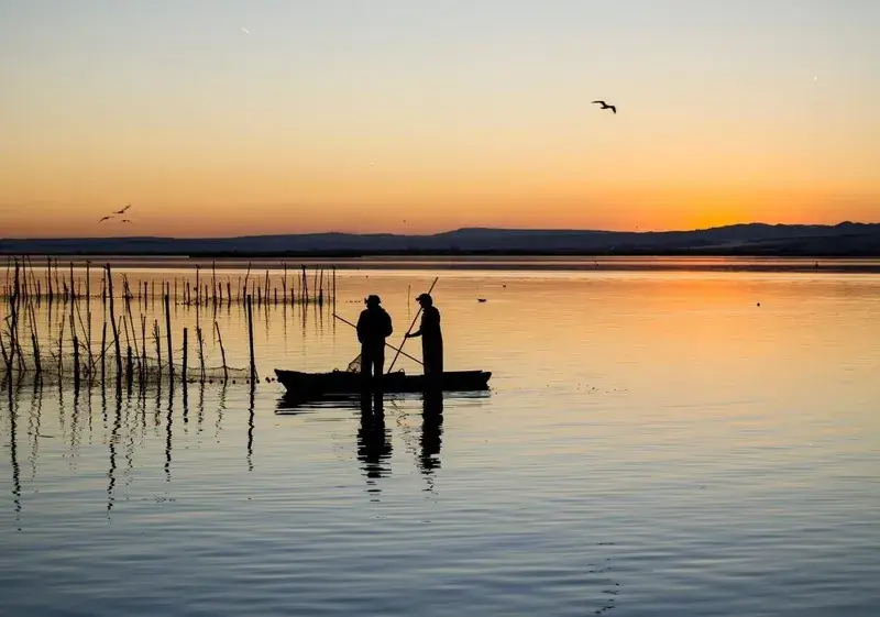 Atardecer sobre el lago de la Albufera de Valencia
