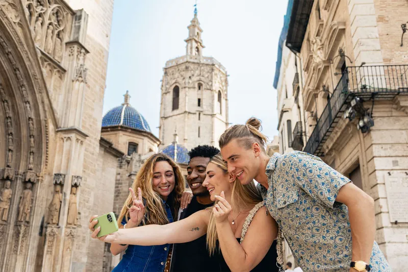 Grupo haciéndose un selfie en el centro de Valencia