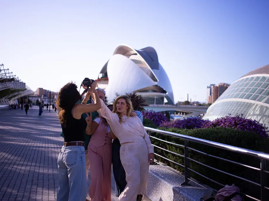 Grupo disfrutando del tour por la Ciudad de las Artes y las Ciencias de Valencia