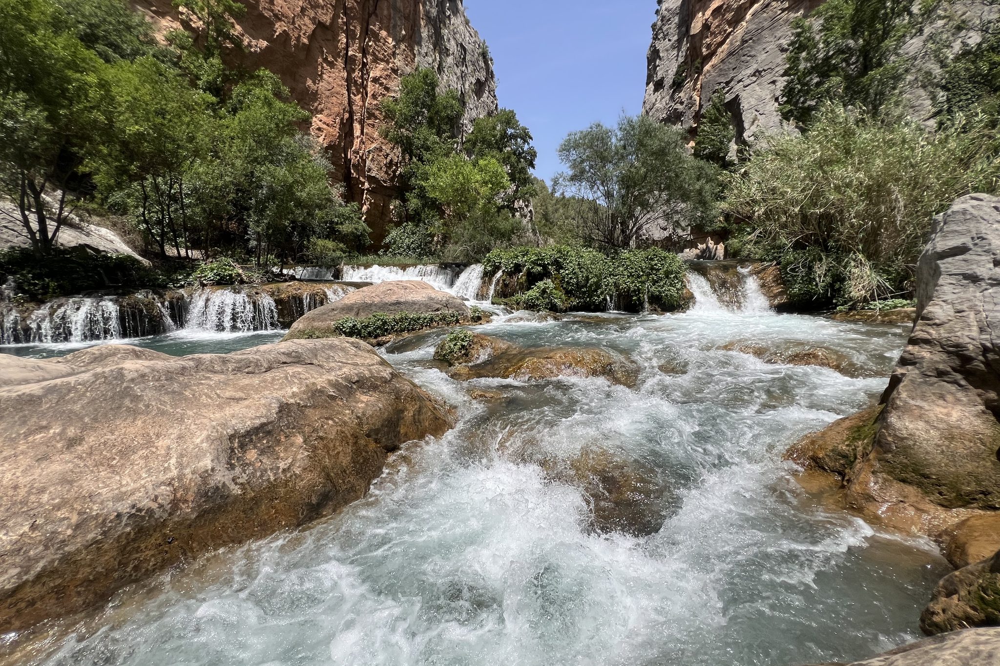 Aguas cristalinas entre rocas en el entorno de las Cuevas de San José