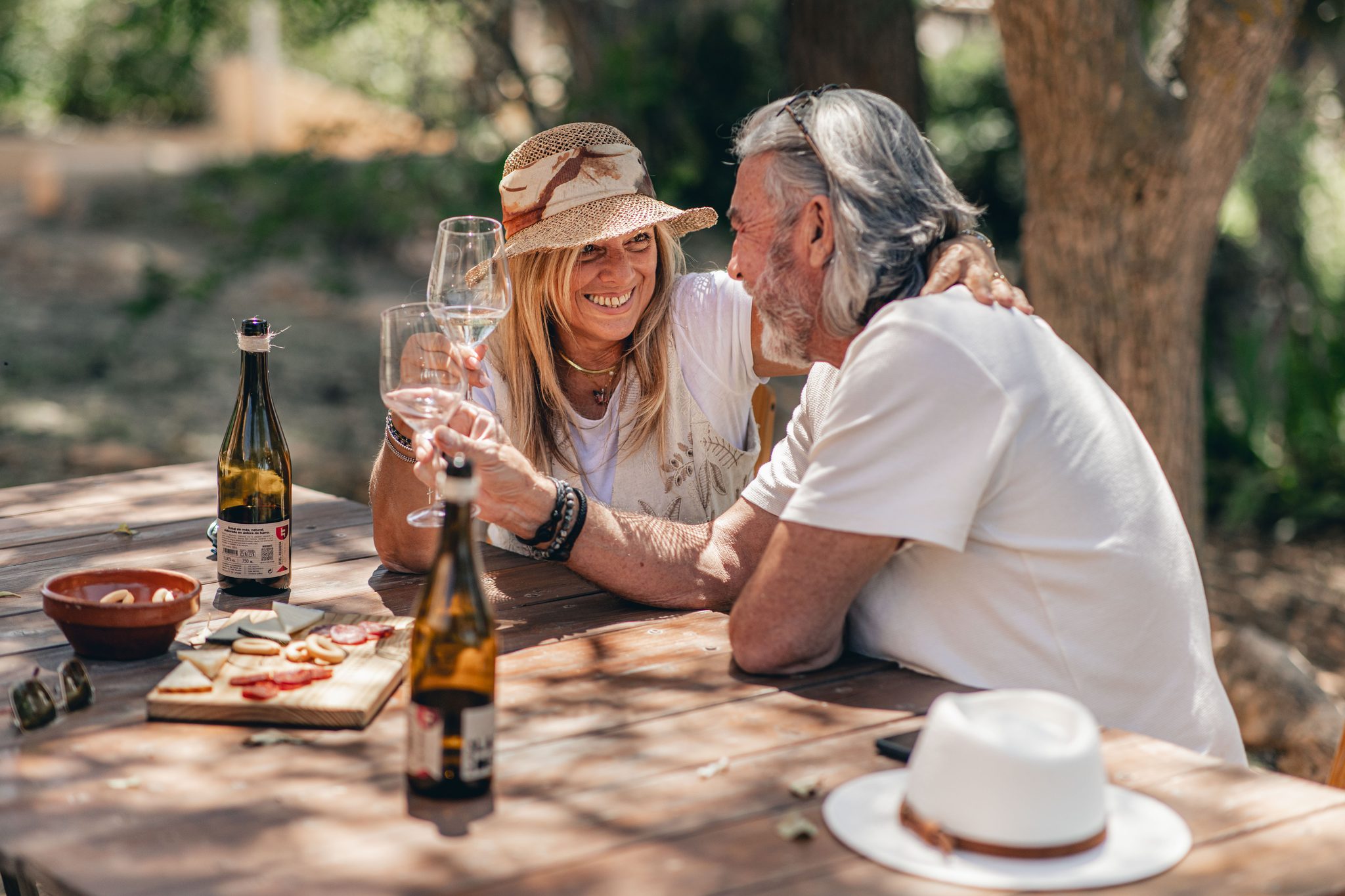 Pareja brindando con vino durante la cata al aire libre en Requena
