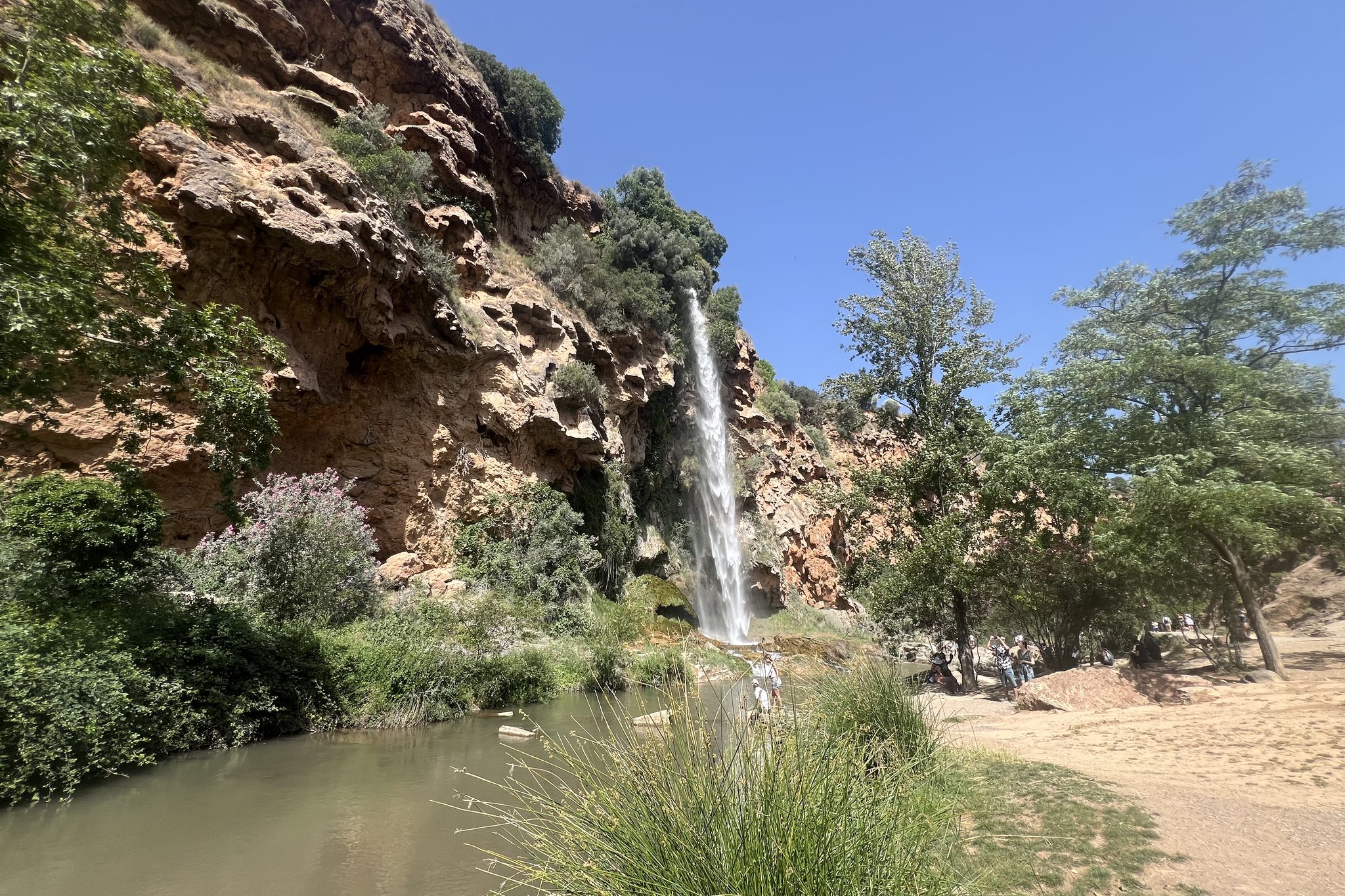 Cascada del Salto de la Novia rodeada de naturaleza, cerca de Valencia