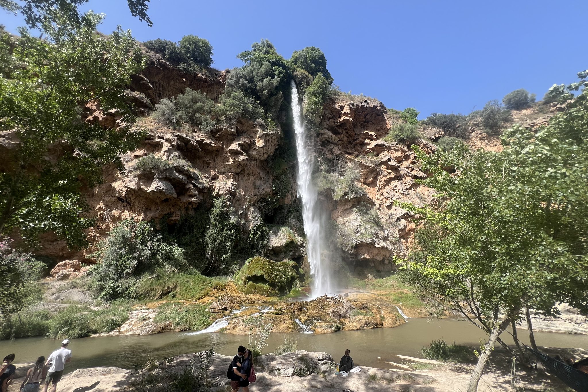 Salto de la Novia: cascada cayendo sobre la poza natural
