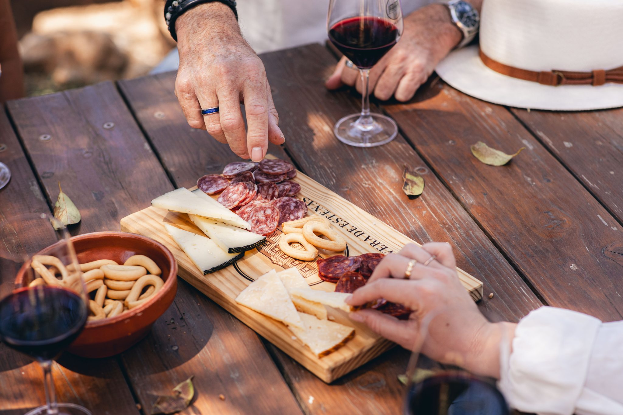 Tabla de quesos y embutidos con vino en la cata de Requena