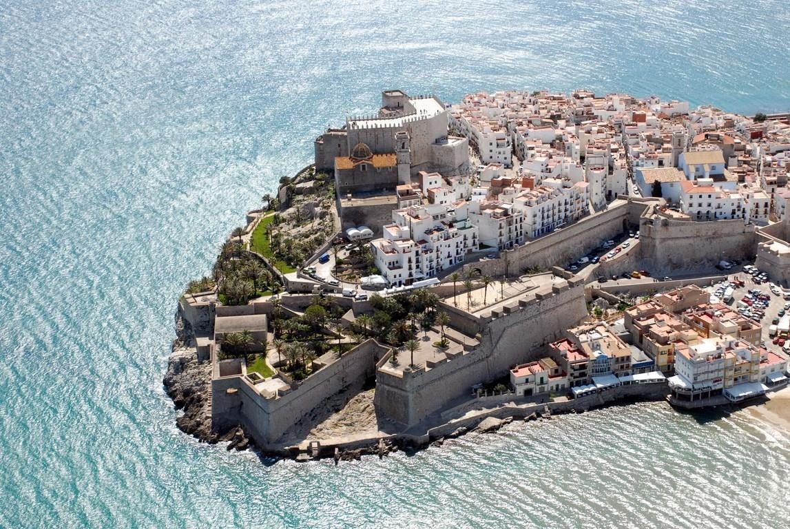 Peñíscola, ciudad amurallada rodeada por el mar, vista desde el aire