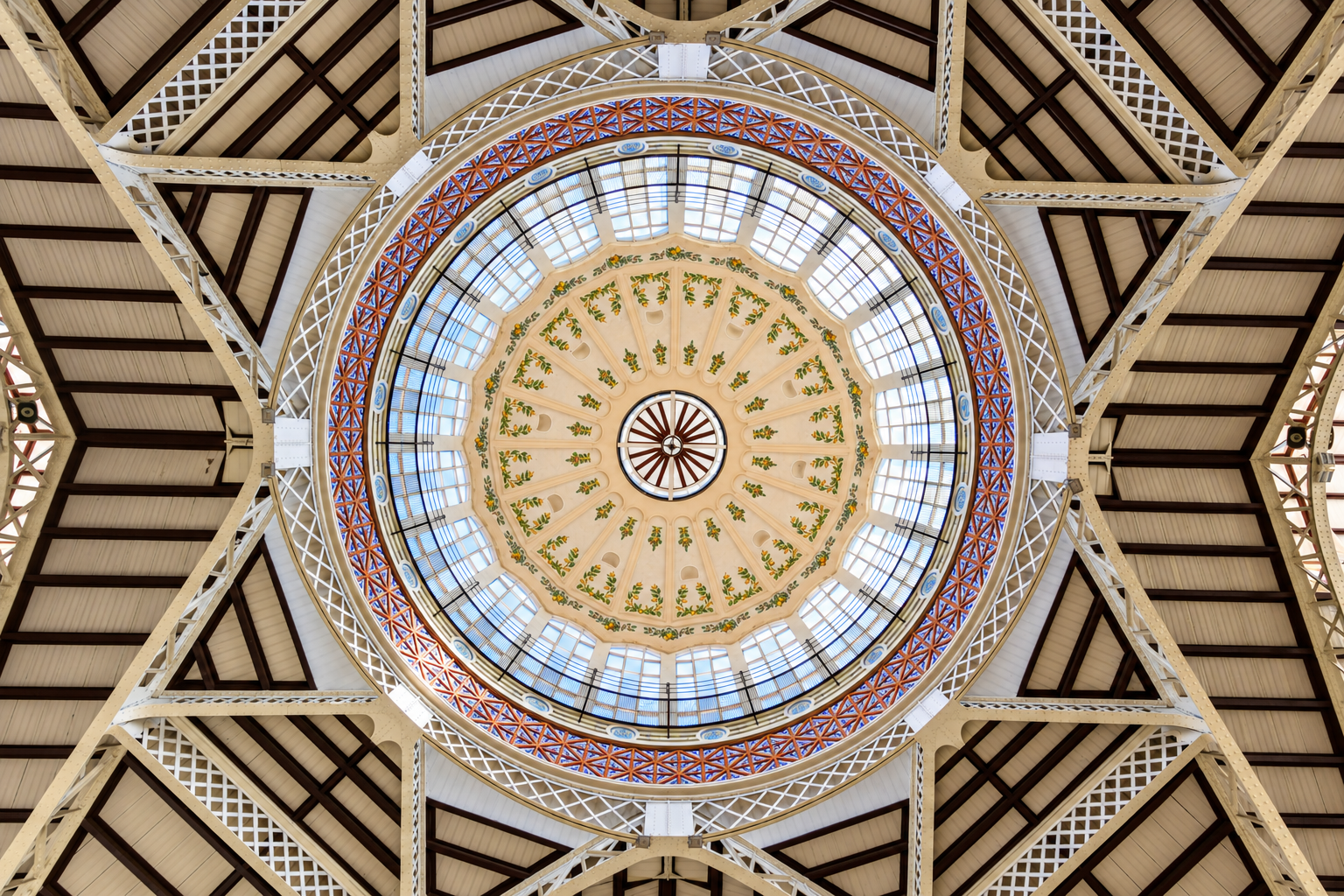 Impresionante cúpula dentro del Mercado Central de Valencia