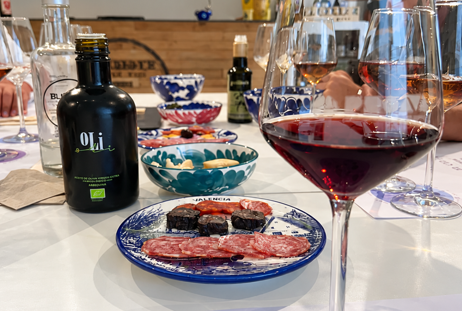 Grupo haciendo cata de vinos en el Celler de PROAVA Valencia