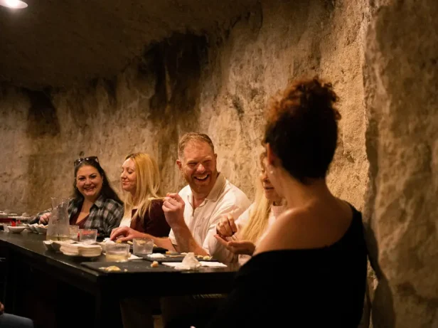 Groupe d'amis profitant d'une dégustation de fromages
