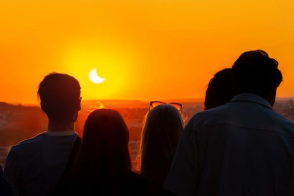 Eclipse solar total sobre el cielo de Valencia