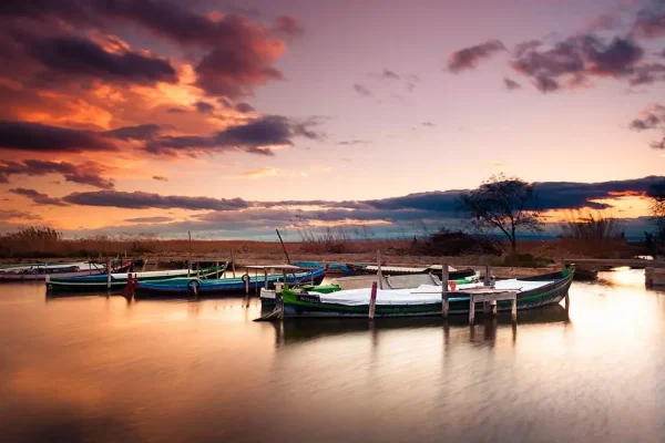 Puesta de sol sobre la Albufera desde una barca tradicional