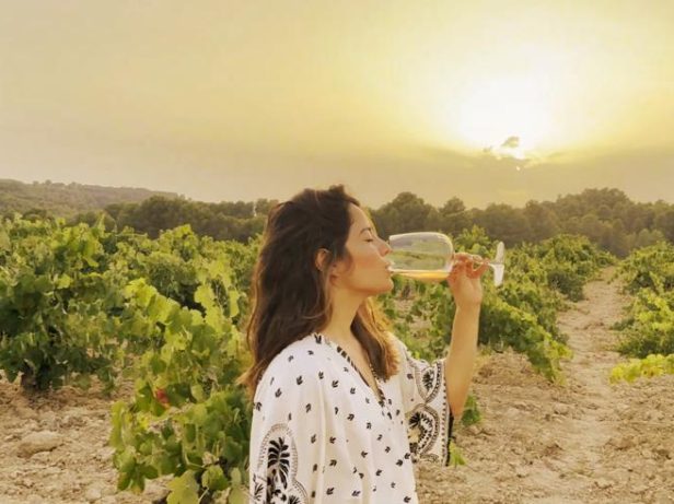mujer bebiendo vino en una cata en Utiel-Requena, cerca de Valencia