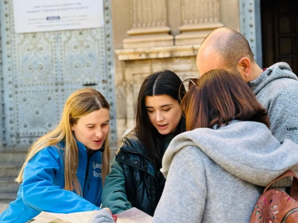 Descifrando los enigmas durante la ginacana en el centro histórico de Valencia