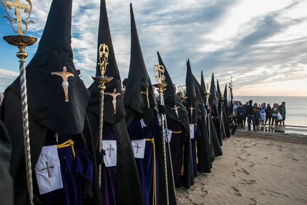 Procesión de Semana Santa por las calles de Valencia