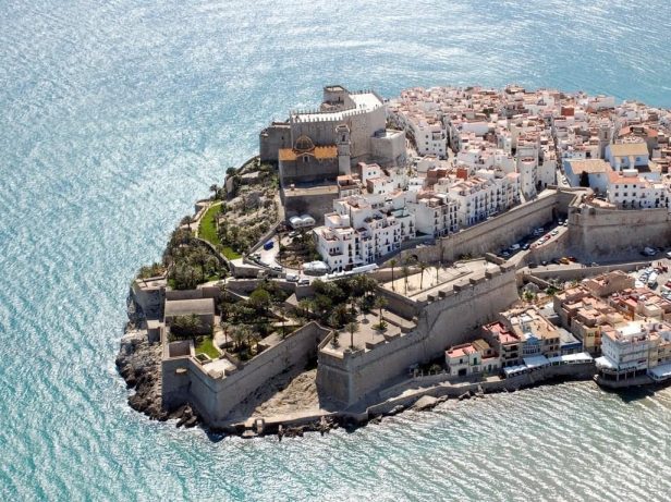 Peñíscola, ciudad amurallada rodeada por el mar, vista desde el aire
