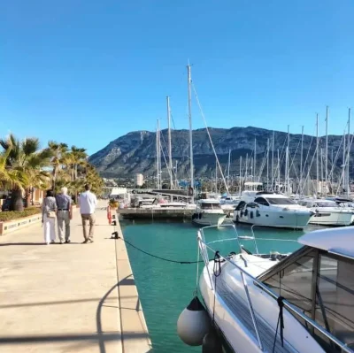 Porto turistico di Dénia con il castello sullo sfondo