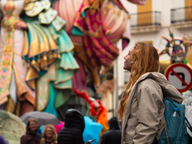 Falla monumental en las calles de Valencia durante las Fallas