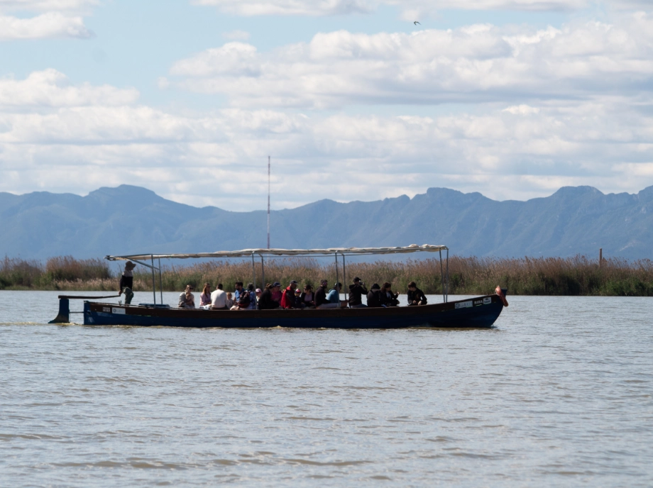 Grupo recorriendo el lago de la Albufera
