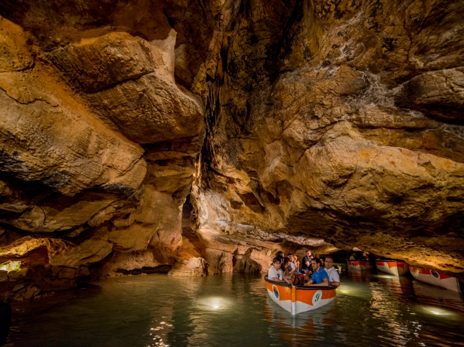 Recorrido en barca por el interior de las cuevas de San José