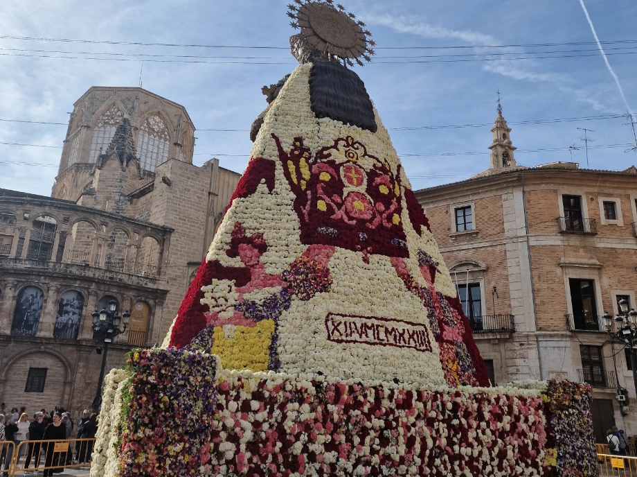 Fallera con el traje tradicional valenciano