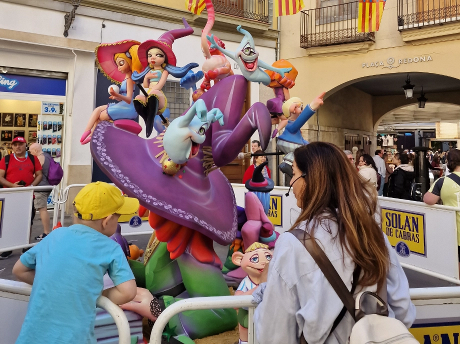 Público contemplando una falla en Valencia