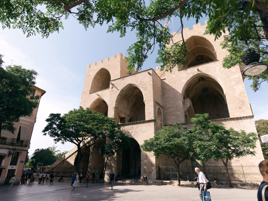 Portal medieval en el casco antiguo de Valencia